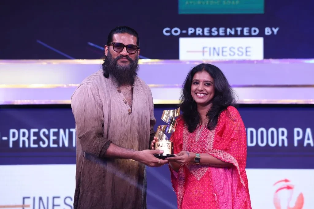 Vijay Yesudas presenting the Best Singer (Malayalam) Award to Sithara