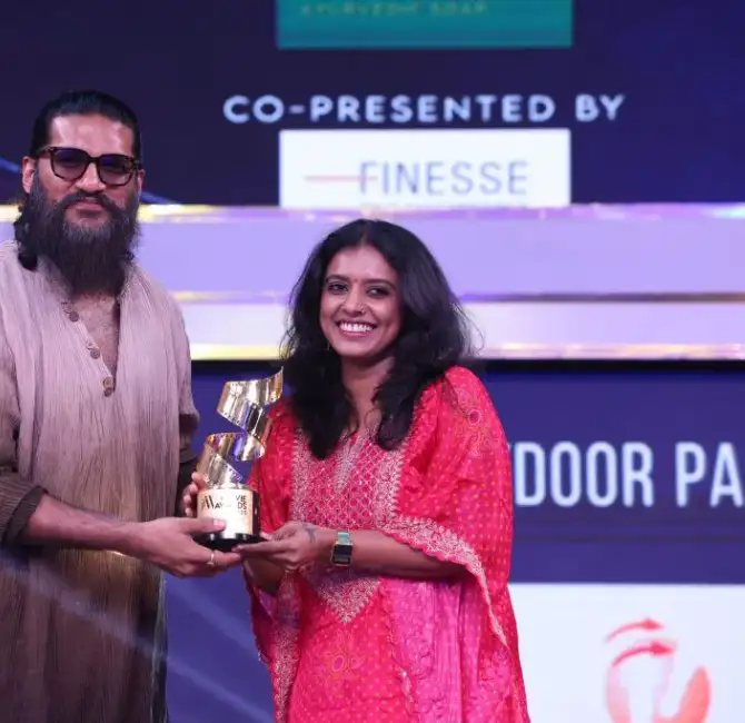 Vijay Yesudas presenting the Best Singer (Malayalam) Award to Sithara